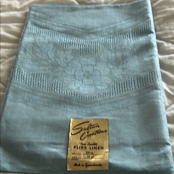 NWT Sultan Creations Pure Linen Tablecloth and 6 napkins